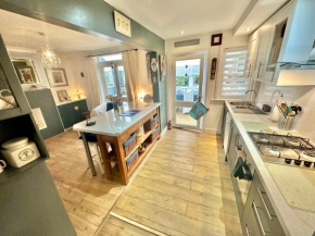 Garden Cottage - 3 Bedroom Close to Town and Beach